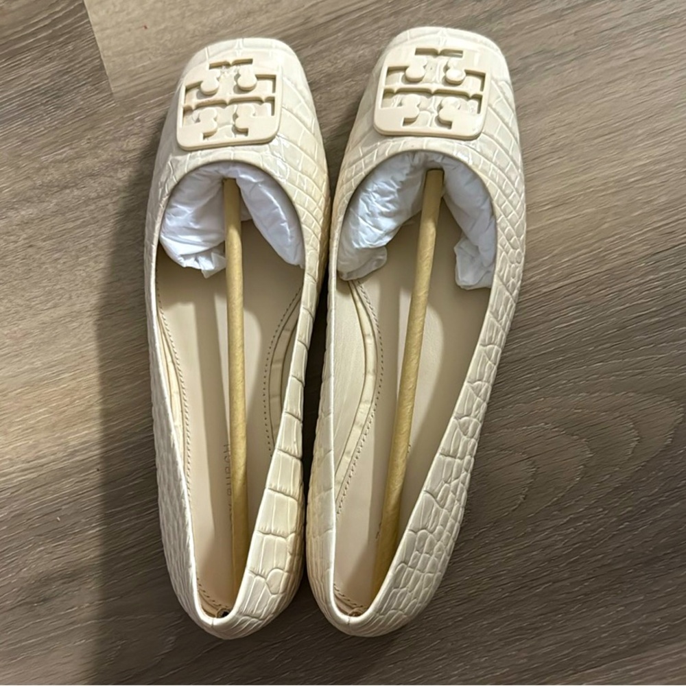 Tory Burch Georgia Ballet Soft Croco Emboss in Size 7
Color: New Cream